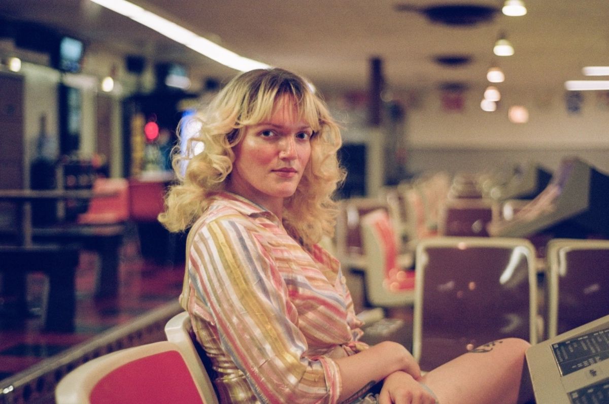 bestfitmusic's tweet image. Bunny White tells Sam Franzini how confronting her fear of dying young like her mother developed into a full-blown homage to the American housewife thelineofbestfit.com/features/inter…