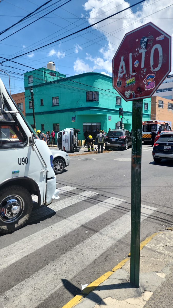 🚨🚗💥 #PUEBLAALMOMENTO Aparatoso choque y volcadura en el cruce de 27 poniente con 5 sur, col. Héroe de Nacozari, entre un auto particular y una camioneta. Protección Civil atiende el incidente, extreme precauciones. #ElReporterodelCasco

Vía: Sergio Guerrero.