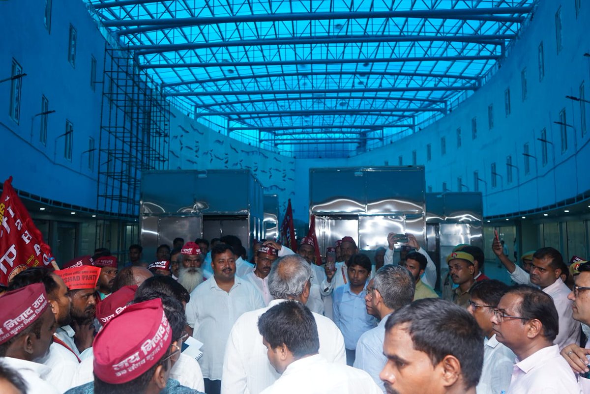 आज जनपद चंदौली में मछली मंडी का निरीक्षण करने पहुंचे...

#drsanjaykumarnishad