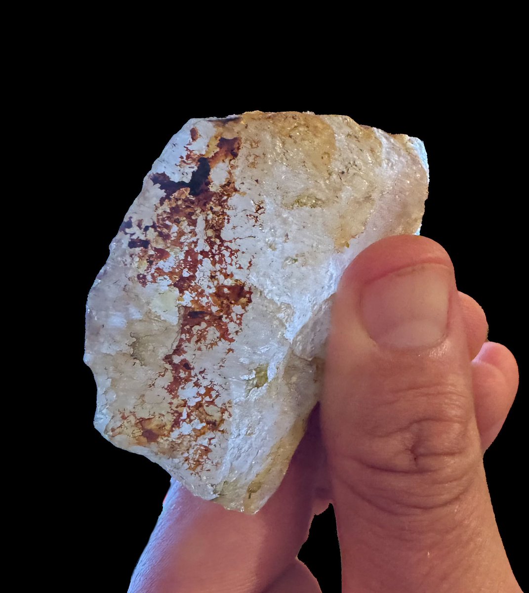 red_relics's tweet image. Figure painted in red paint on the bottom of a hand held quartz cutting tool. Lenape or their predecessors found in my yard SE Pennsylvania.