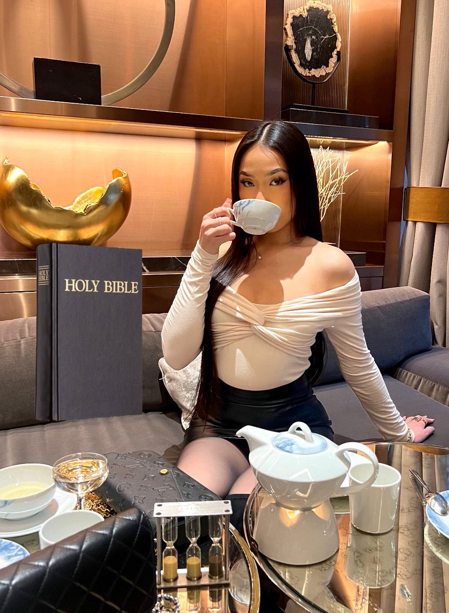 KT_Heavens's tweet image. Rugs. Greed. Betrayal.
But enough about the market. Let’s read the Bible.
Spilling the tea tonight live on pump. 🍵
Asian Girl Reading the Bible. 10pm EST.