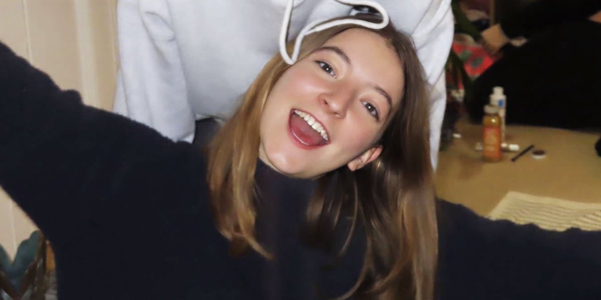 KtoUmarl's tweet image. Rosie Roche (20) - 🇬🇧 studentka literatury angielskiej na Uniwersytecie Durham, kuzynka książąt Williama i Harry'ego. Kobieta został znaleziona martwa w swoim domu, w pobliżu jej ciała znaleziono broń palną. Sprawę bada policja, wstępnie wykluczono udział osób trzecich.