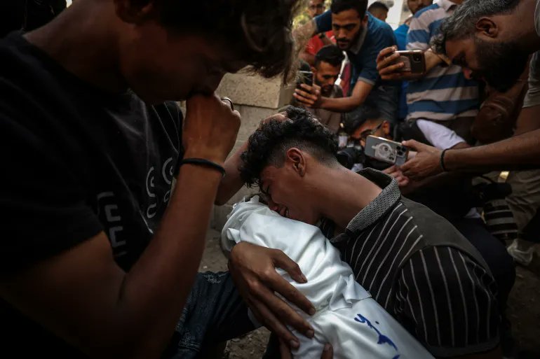 ClaudaTanios's tweet image. Bodies of Palestinians are brought to al-Shifa Hospital in Gaza City after an Israeli air raid.
📸 @anadoluimages
