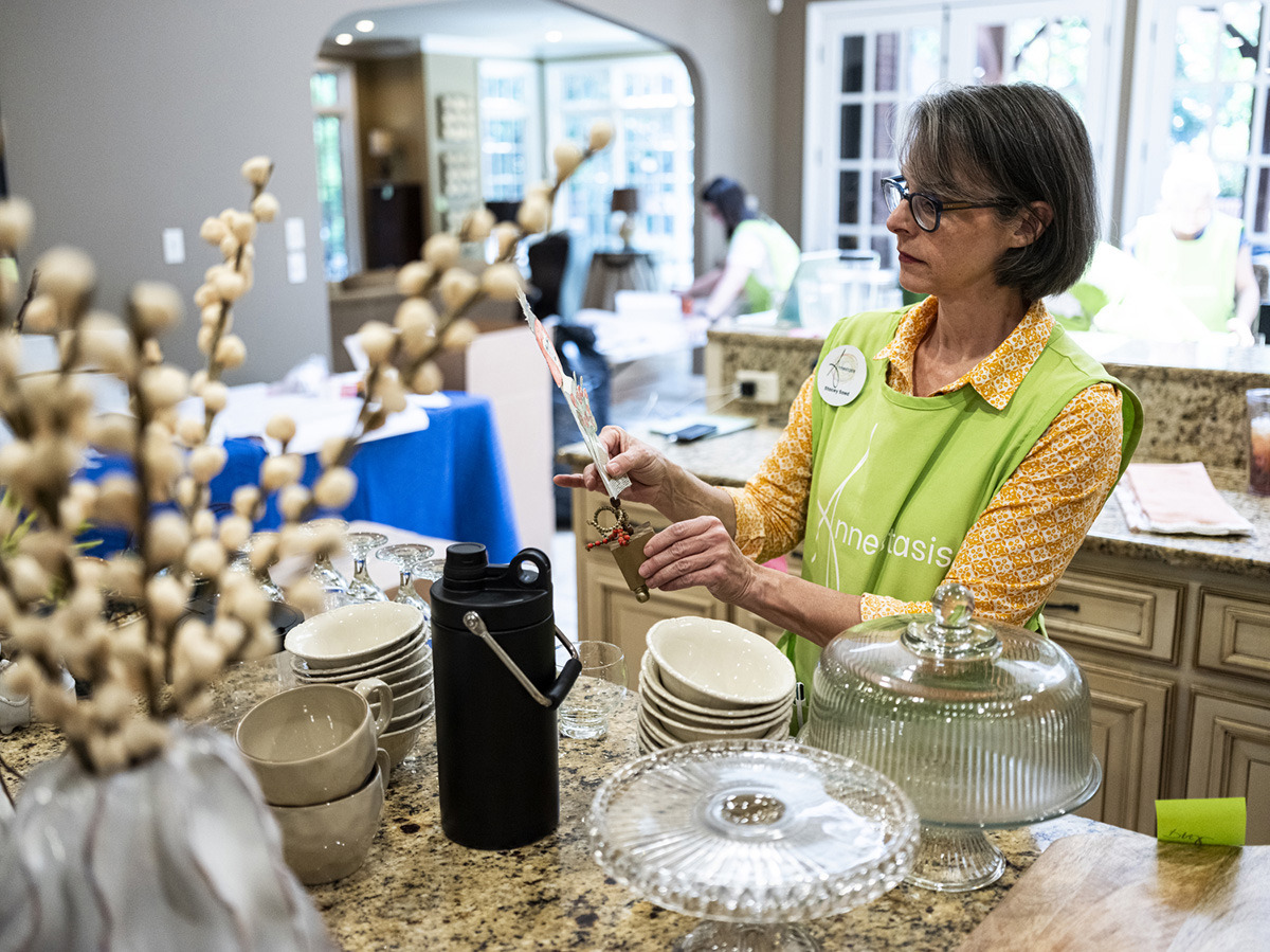 DailyMemphian's tweet image. Annestasis, Inc. is a local relocation company founded by Stacey Saed to help people move “with peace in the process.” Her largest client base is retirement communities. “If we can use ‘home’ as a verb, I think that’s what we do ... we get people home.” dailymemphian.com/subscriber/sec…