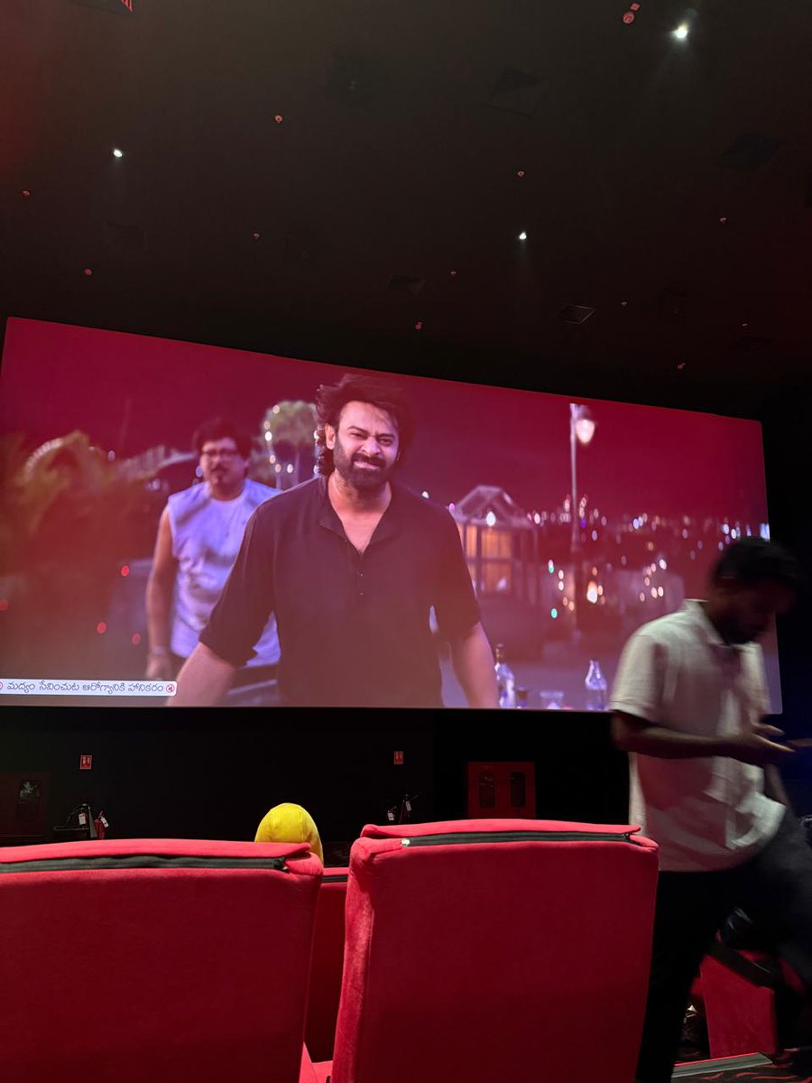 PrabhasNetwork_'s tweet image. Teaser of #TheRajaSaab Played in #HHVM Show & The Response is Massive 😍😎💥
#Prabhas #TheRajaSaabTeaser