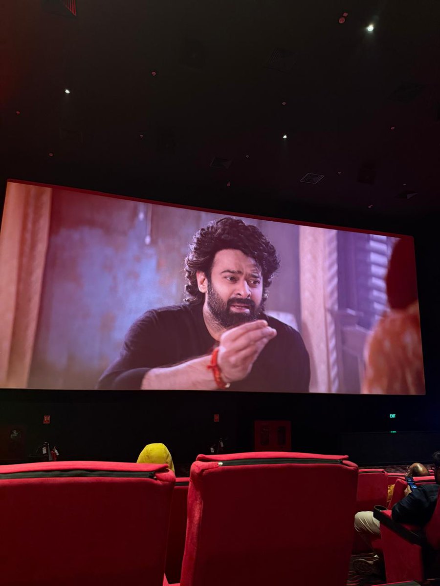PrabhasNetwork_'s tweet image. Teaser of #TheRajaSaab Played in #HHVM Show & The Response is Massive 😍😎💥
#Prabhas #TheRajaSaabTeaser