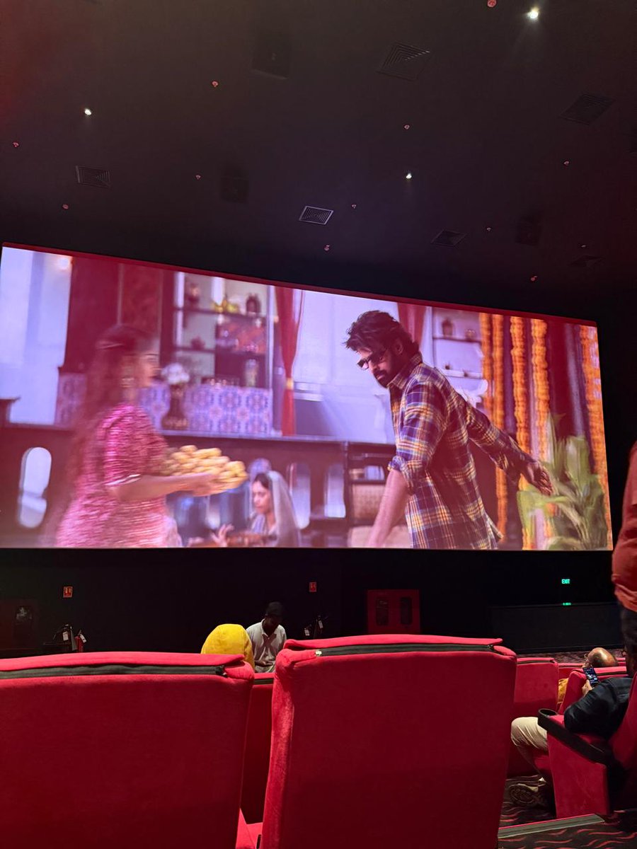 PrabhasNetwork_'s tweet image. Teaser of #TheRajaSaab Played in #HHVM Show & The Response is Massive 😍😎💥
#Prabhas #TheRajaSaabTeaser