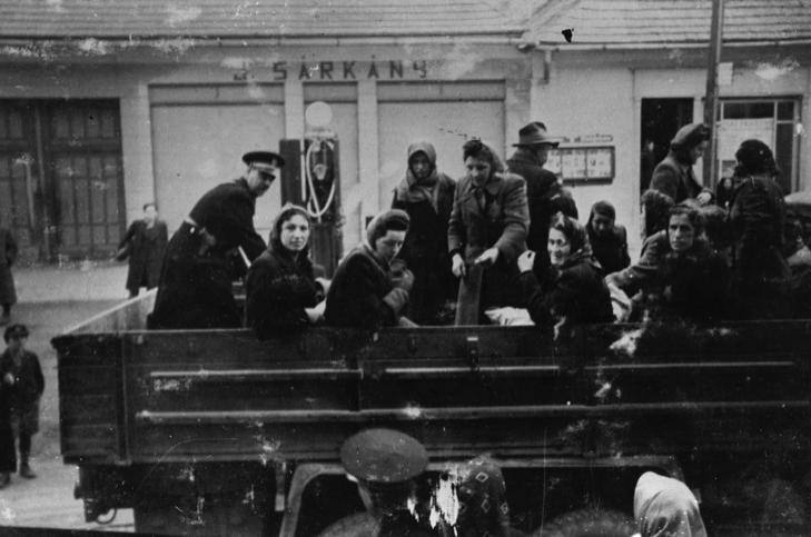 auschwitzxhibit's tweet image. July 23, 1944 | Dobsina, Slovakia, Deportation of Jews to #Auschwitz.
In the picture, Women from the Shayovitz, Stern, Frishman and Weiss families.
#NotlongagoNotfaraway