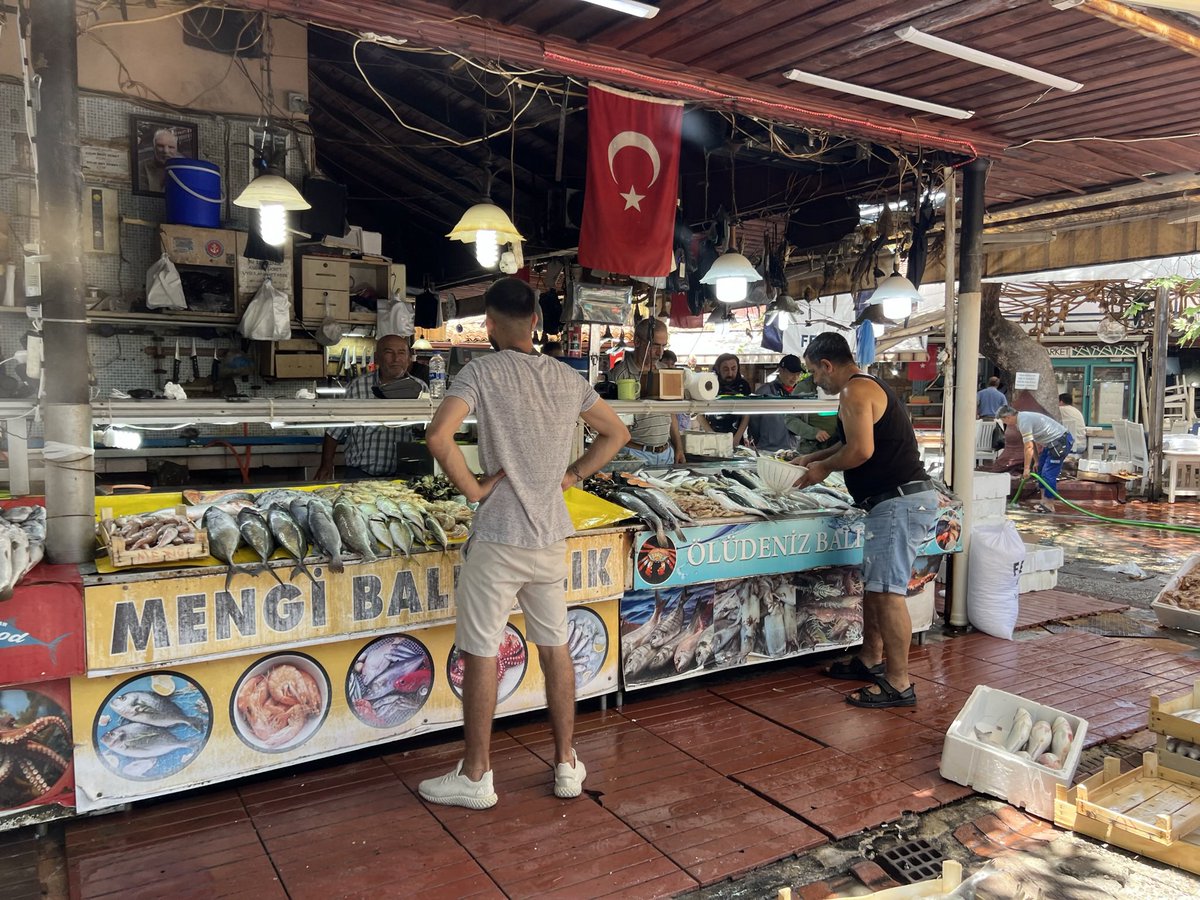 DrSdeG's tweet image. I want to be in the fish market in Fethiye having lunch with all the kitties, having picked out the fish first.