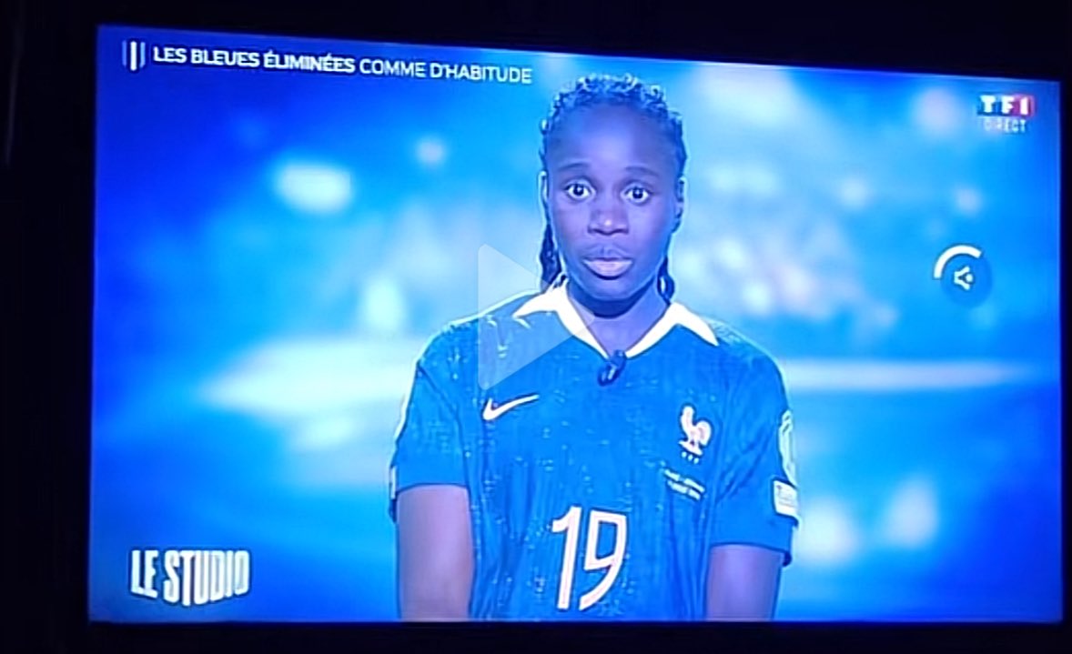 SabrinaxNecib's tweet image. Attendez je suis en fou rire c’est vraiment vrai le titre tout en haut là 😭😭