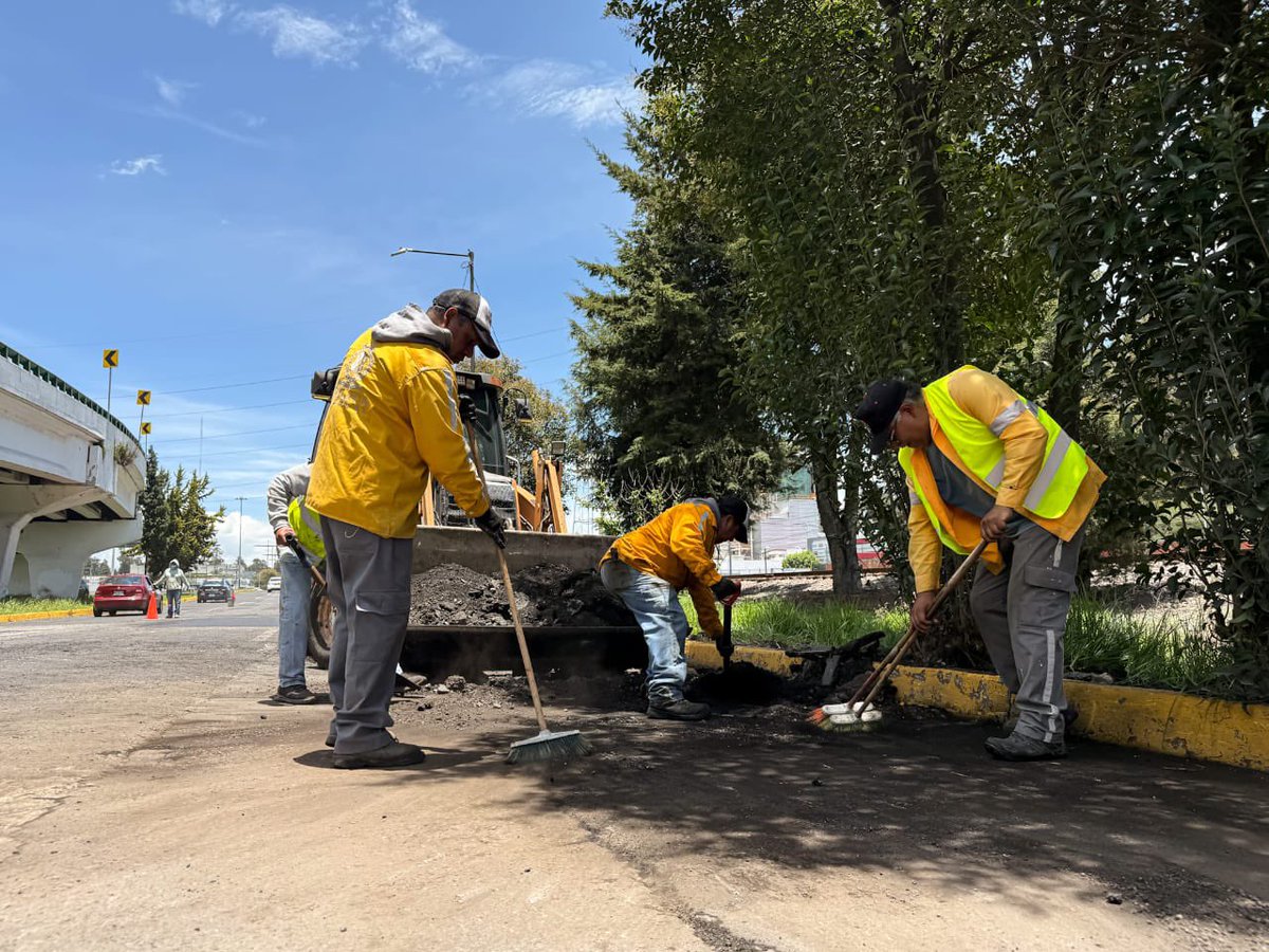 Ricardo Moreno (@rimoba) on Twitter photo ✅ Seguimos mejorando las calles de #Toluca.
En coordinación con el <a href="/Edomex/">Gobierno del Estado de México</a> esta semana se intensificaron los trabajos de bacheo en distintas delegaciones para ofrecer vialidades más seguras y cómodas a las familias toluqueñas.
Las brigadas municipales trabajan en calles como ✅ Seguimos mejorando las calles de #Toluca.
En coordinación con el <a href="/Edomex/">Gobierno del Estado de México</a> esta semana se intensificaron los trabajos de bacheo en distintas delegaciones para ofrecer vialidades más seguras y cómodas a las familias toluqueñas.
Las brigadas municipales trabajan en calles como