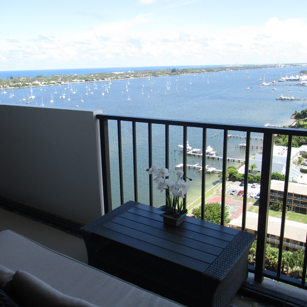 Tonight on #HouseHunters 🌴
After a divorce, a woman is ready to start fresh with a new home in West Palm Beach, Florida. She wants a house close to the water , but her mom is along on the hunt and thinks she should move inland where homes are less pricey.

10|9c on @HGTV 🌊