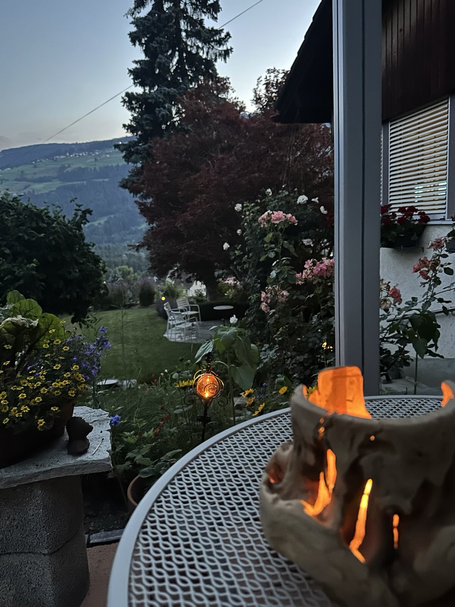 TscharnerG's tweet image. Schau dich um!

Da sitz ich nun, schau auf die Welt,
und könnt mich hintersinnen.
Da zählt nur Stumpfsinn, Macht und Geld -
die Menschheit ist am Spinnen!

#reimerei 
#schaudichum