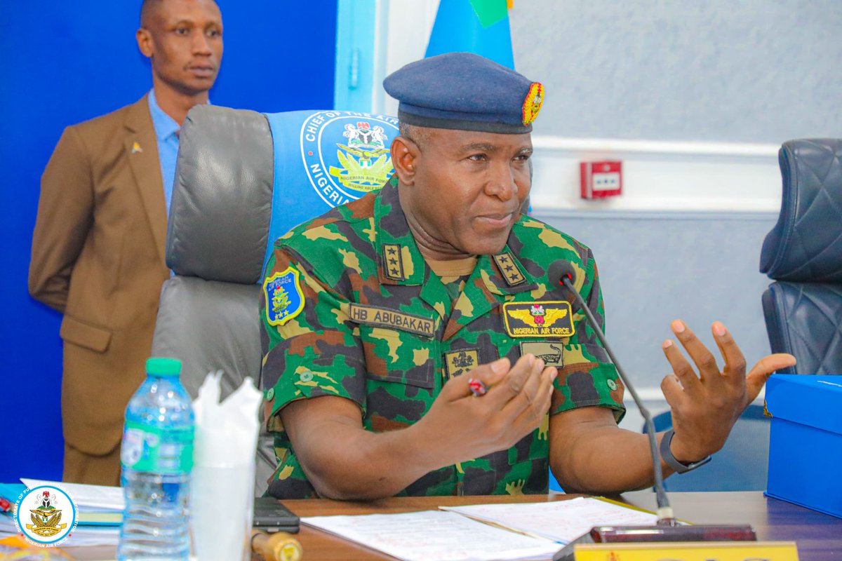 NigAirForce's tweet image. NDC participants present blueprint to strengthen NAF's high-tech maintenance capacity
As part of a deliberate push to enhance the operational effectiveness of the Nigerian Air Force (NAF), participants of Course 33 at the National Defence College (NDC) have presented a strategic…