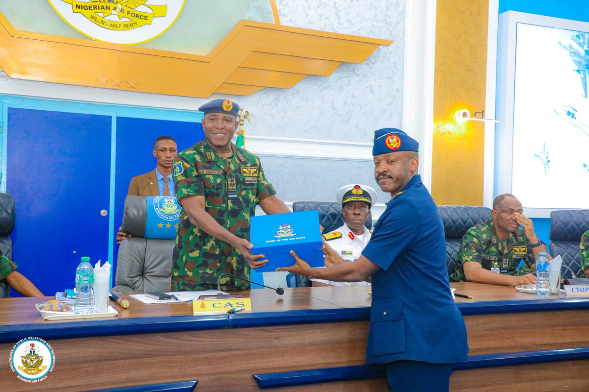 NigAirForce's tweet image. NDC participants present blueprint to strengthen NAF's high-tech maintenance capacity
As part of a deliberate push to enhance the operational effectiveness of the Nigerian Air Force (NAF), participants of Course 33 at the National Defence College (NDC) have presented a strategic…