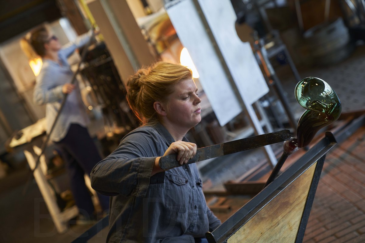 Mini-workshop Glasblazen voor Jongeren (8-18 jaar) in het Nationaal Glasmuseum op vrijdag 8 augustus!

Onder leiding van Marinke van Zandwijk blaas je je eigen bel. Veiligheid voorop: volg de instructies van Marinke en draag dichte kleding en schoenen. Meld je aan via de website!