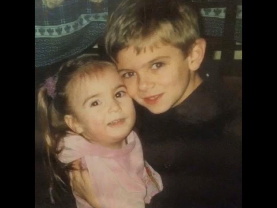 Ellise_Hayward_'s tweet image. Happiest of birthdays to my eldest brother! You are not that far off from 30 (no need to thank me for the reminder, my pleasure😉) Can’t wait to see you soon, I’ve missed you lots! Love you to the moon and back Brandon❤️❤️❤️