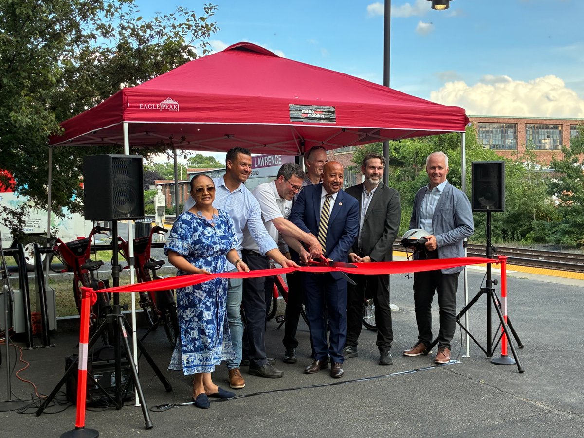 MassCEC's tweet image. Metro Mobility’s new e-bike hub at the McGovern Transportation Center offers round-trip rentals that solve the first/last-mile puzzle.  Learn how the partnership with MeVa Transit is rolling and what’s next for Lowell and Worcester in the Eagle-Tribune:
ow.ly/oExf50Wu7NX