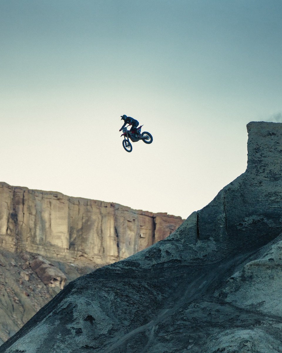 StarkFutureBike's tweet image. Not just a big drop, this one’s a classic Caineville challenge and Josh Hill makes it look smooth, but it’s all about timing, line choice, and trusting the bike.
There’s a lot to learn from moments like this.
#starkvarg #starkfuture