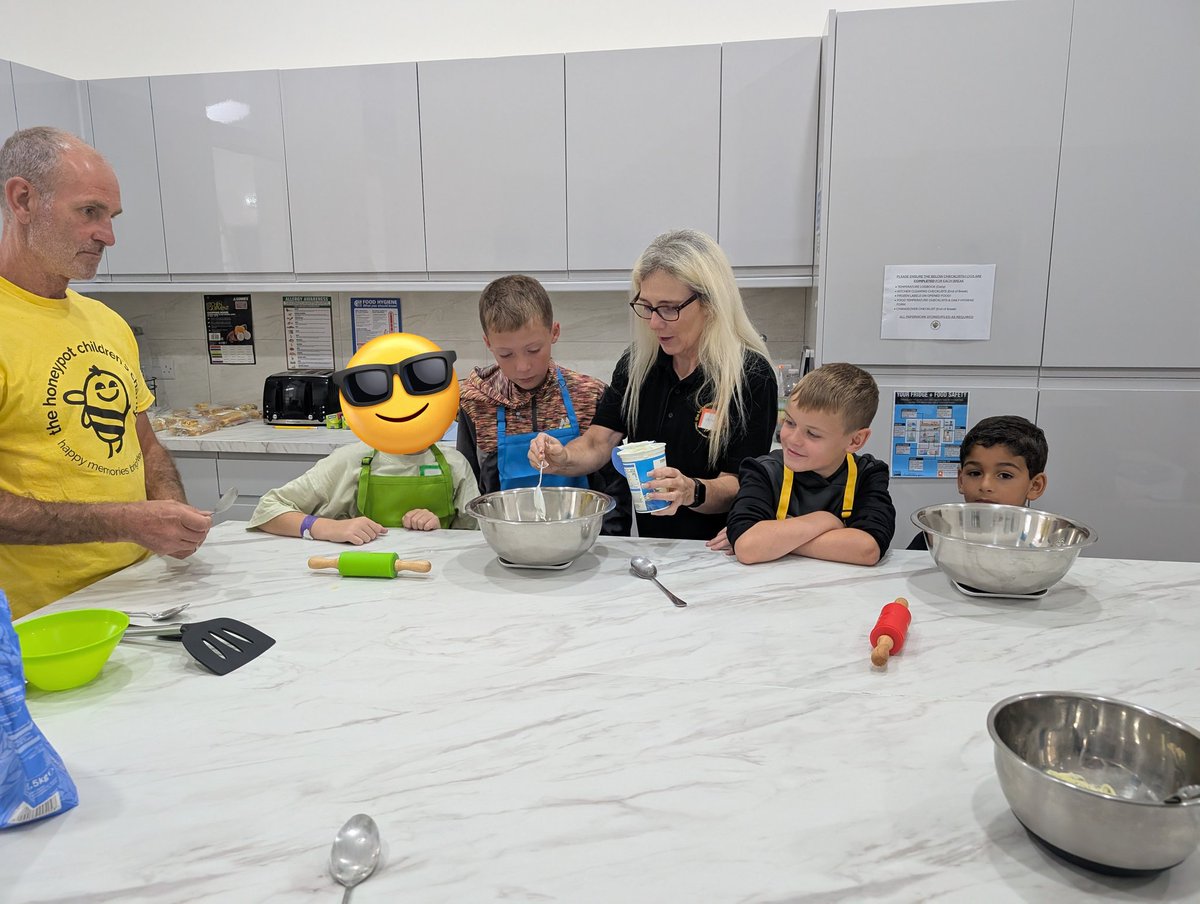Claire_SAC's tweet image. Our #SAWeeCarers had a super fun & busy day at @HoneypotCharity today.
Learning to make omelette bites, pizza & cheeseburger pasta 🤤
Lots of crafts & games at Dalleagles, then picnic & play at Dumfries House🐝😄
#BreakFromCaring #LifeSkills #NewFriends