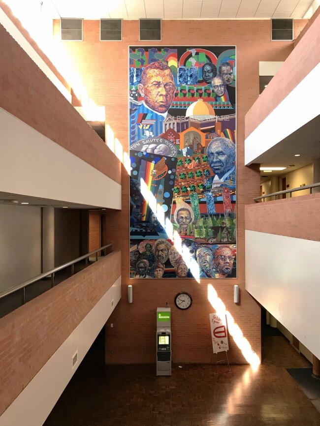 _ian_evans's tweet image. "Centennial Vision-Tuskegee Institute" mural by Nelson Stevens located in Tuskegee's Kresge Center.
The 50th Anniversary Medal depicted "HAMPTON SALUTES TUSKEGEE" was a gift from Hampton in 1931.
3 of Tuskegee's Presidents were Hampton Alumni (Washington, Moton and Foster)