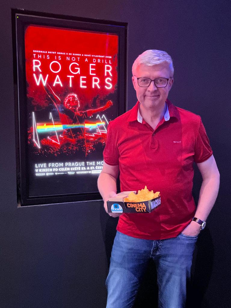 KarelHavlicek_'s tweet image. Každý fanoušek létajícího prasete nad Battersea je dnes v kině. Světová premiéra pražského koncertu Rogera Waterse This Is Not A Drill právě teď. Jen místo prasete lítá ovce.