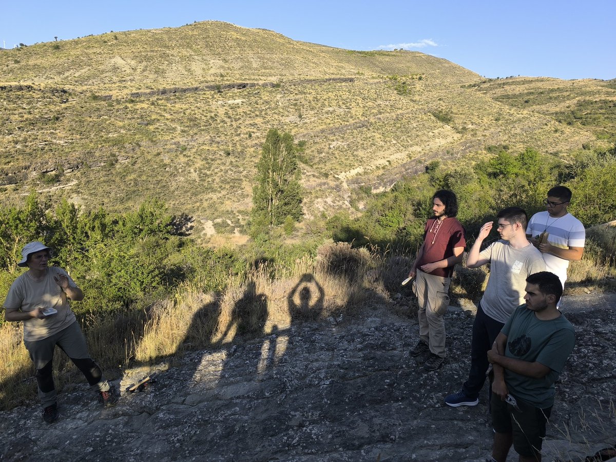 toriceslab's tweet image. Entre ayer y hoy el Dr. Jose Manuel Valle, el Dr. Álvaro Rodríguez y el Dr. Beñat García de la @upvehu han mostrado como se documenta el patrimonio a los estudiantes del curso de paleoicnologia @geologicasUCM @unicomplutense @InstitutoIER @IcnitasEnciso @BarrancoPerdido