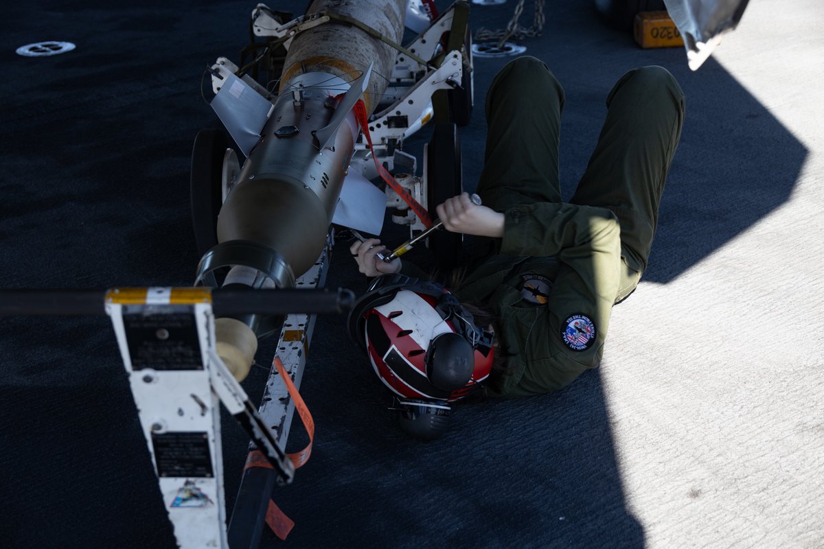 PacificMarines's tweet image. Coral Sea 📍
#PacificMarines with VMFA 242 arm F-35Bs with multi-discipline strike capabilities to support combined-joint all domain operations in key maritime terrain aboard the amphibious assault ship USS America, July 14, 2025.
📸: Sgt. Peter Rawlins | @USMC
