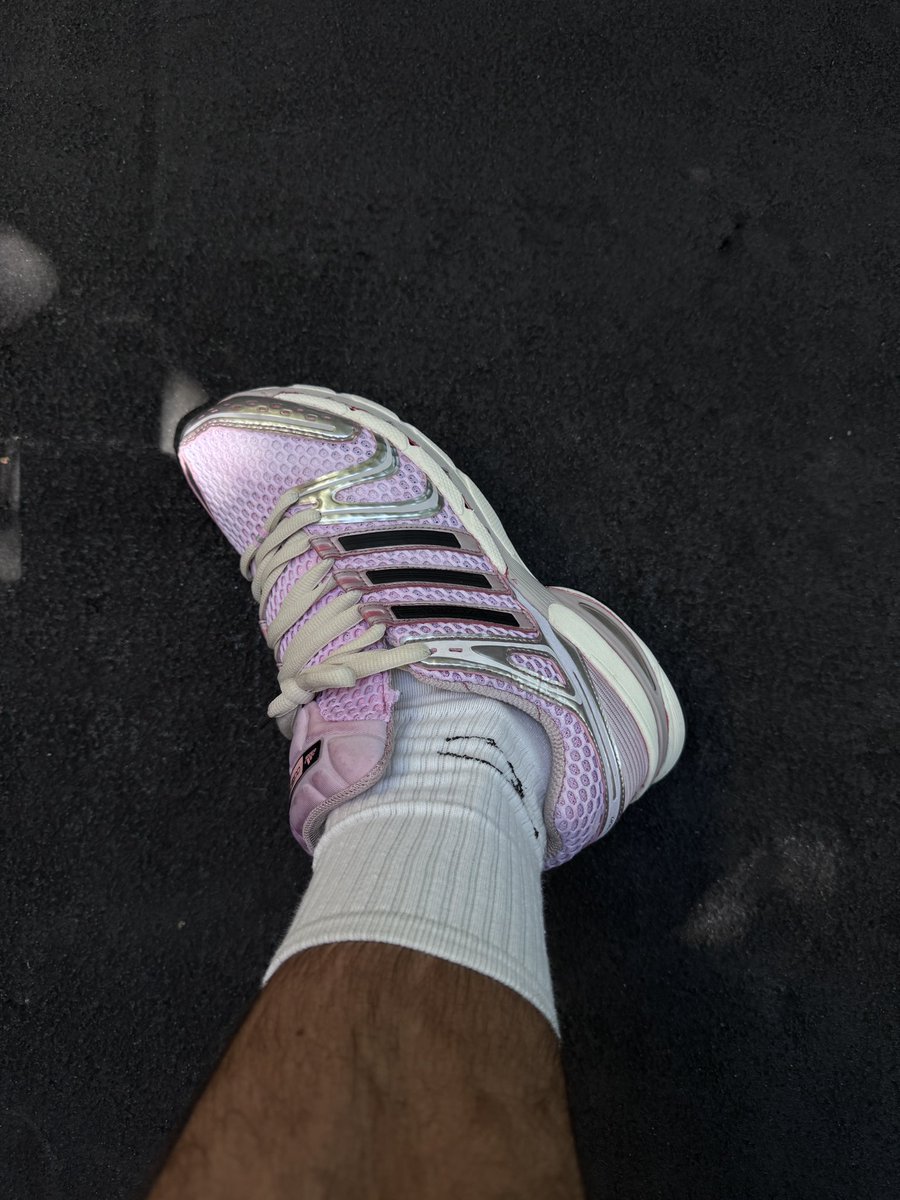 ad__sneaks's tweet image. Amusement park footwear today.
👟: Adidas Adistar Control 5 - dyed by me