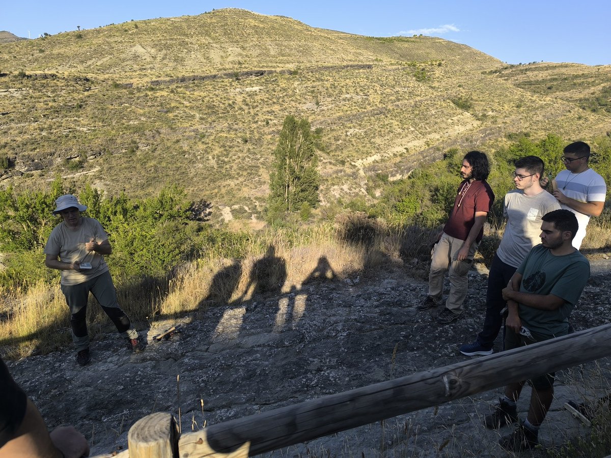 Entre ayer y hoy el Dr. Jose Manuel Valle, el Dr. Álvaro Rodríguez y el Dr. Beñat García de la <a href="/upvehu/">UPV/EHU</a>  han mostrado como se documenta el patrimonio a los estudiantes del curso de paleoicnologia <a href="/geologicasUCM/">Facultad de Ciencias Geológicas</a> <a href="/unicomplutense/">Complutense</a> <a href="/InstitutoIER/">IER</a> <a href="/IcnitasEnciso/">Centro Paleontológico Enciso</a> <a href="/BarrancoPerdido/">EL BARRANCO PERDIDO</a>