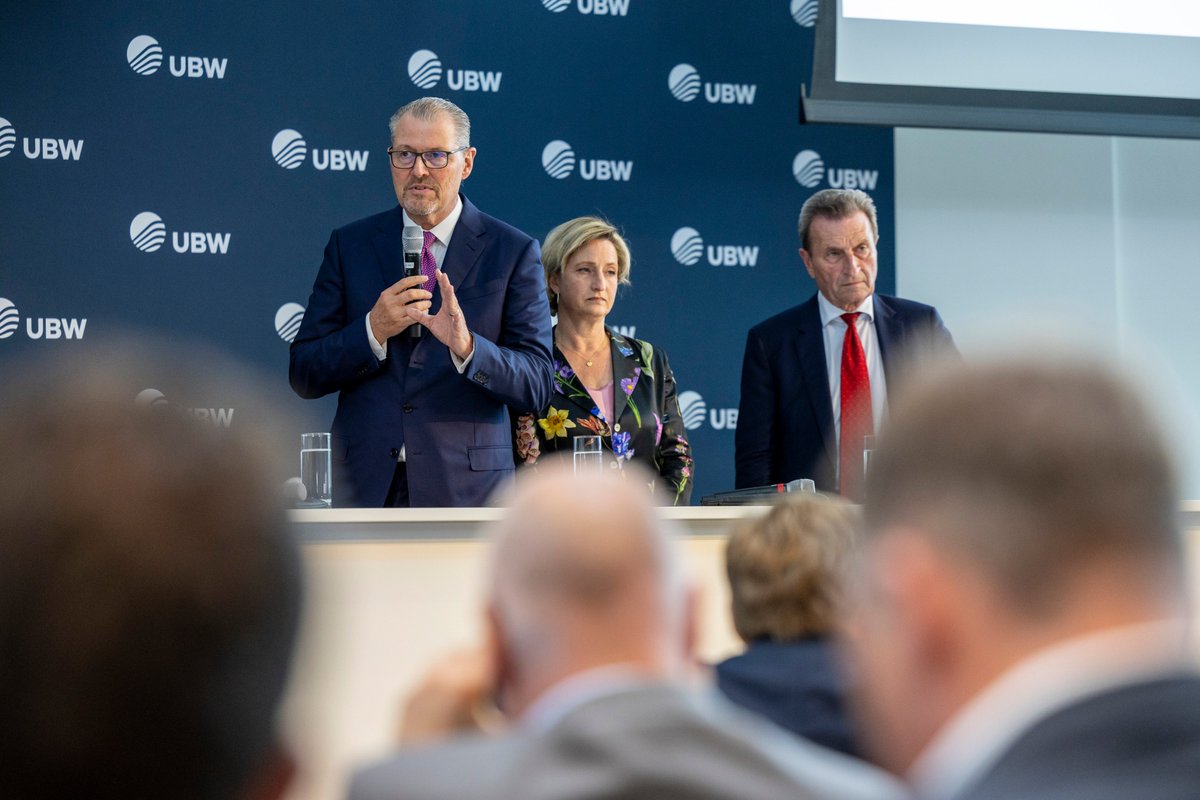 UnternehmerBW's tweet photo. 1️⃣ Zeitenwende braucht Klartext
Wie kann sich Deutschland neu aufstellen?

Mit Nicole Hoffmeister-Kraut, Günther H. Oettinger &amp; Dr. Rainer Dulger diskutierten wir über geopolitische Realitäten, Standortstrategien &amp; wirtschaftliche Resilienz.
#Zeitenwende #Wirtschaftspolitik #UBW https://t.co/ihPK00CSBx