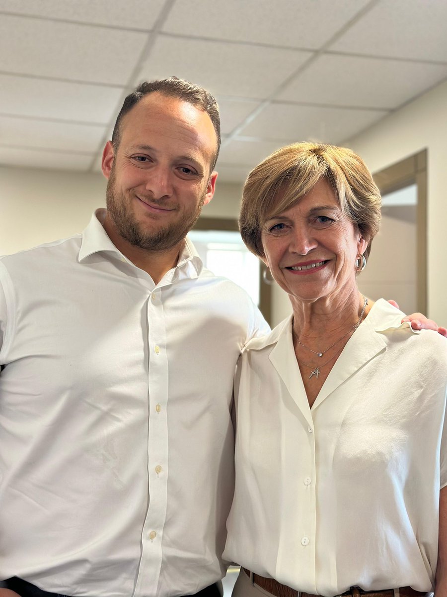 Con la próxima presidenta de Chile, Evelyn Matthei 🇨🇱

Tiene experiencia, gestión comprobada y sabrá gobernar escuchando a todos los sectores para que Chile vuelva a correr. No estamos para improvisaciones. Evelyn ha demostrado liderazgo en tiempos complejos, siempre con