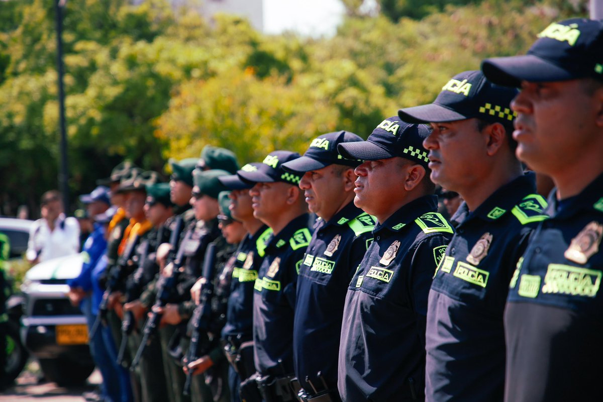 Junto al Comandante de la <a href="/PoliciaStaMarta/">Policía Metropolitana de Santa Marta</a>, lanzamos el dispositivo especial de seguridad para nuestra #FiestaDelMar2025.

Tendremos 500 policías adicionales, adscritos a diferentes especialidades, y 30 uniformados de Tránsito y Transporte reforzando la vigilancia en los puntos