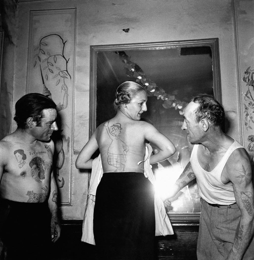 ParisAMDParis's tweet image. 馃摲 Robert Doisneau.
Concours du plus beau tatouage
1950 Paris Mouffetard