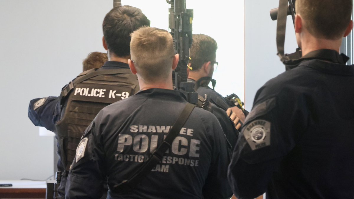 shawneeKSpolice's tweet image. Our Tactical Response Team recently completed scenario-based training to prepare for high-risk situations. The training helps ensure our team is ready to respond safely and effectively.