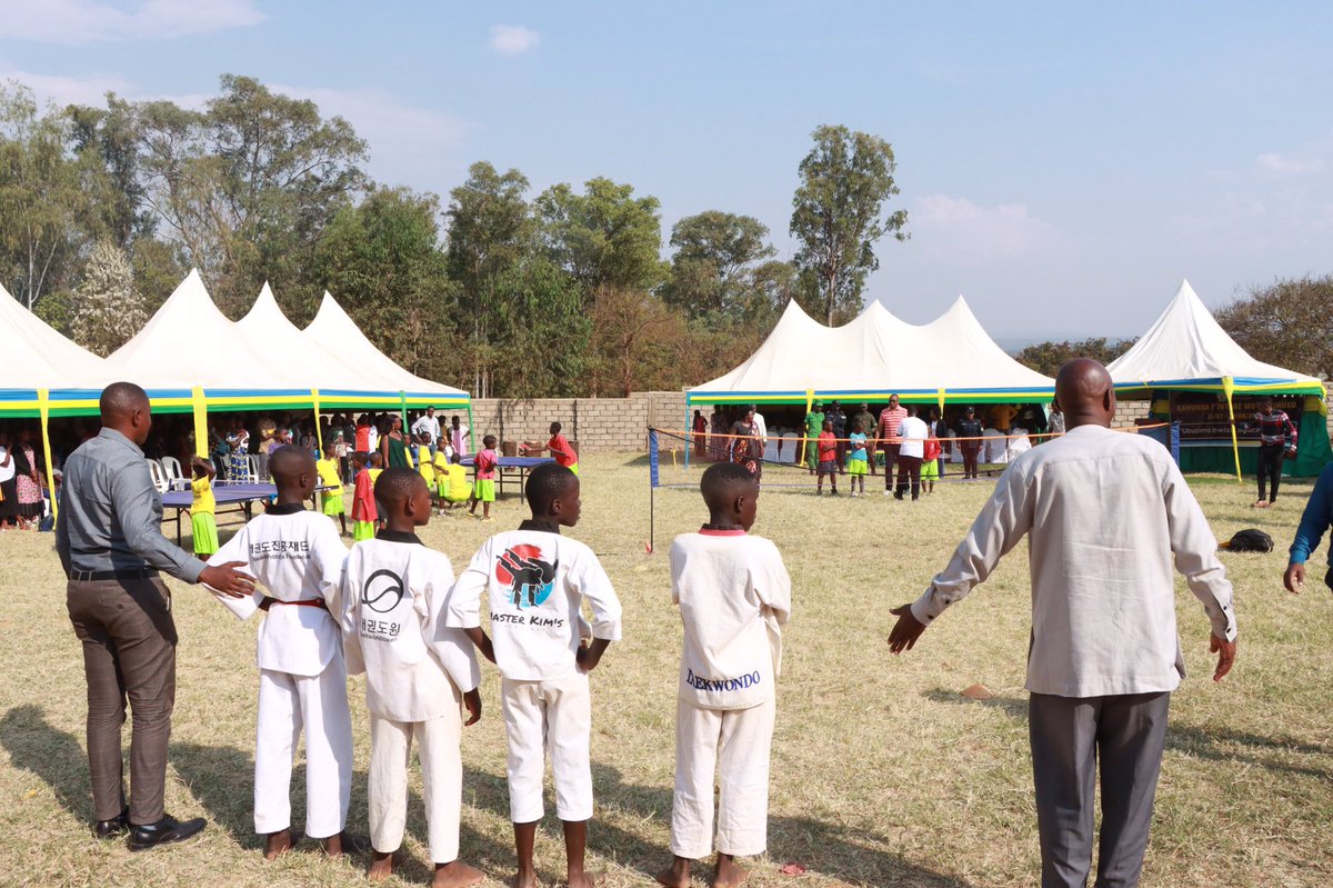 BugeseraDistr's tweet image. Atangiza iyi gahunda, Mayor @MutabaziRich yashishikarije abana n’urubyiruko kuzakurikirana inyigisho bazahabwa mu gihe gisaga ukwezi, ati: “Muzamenya indangagaciro z’umuco nyarwanda, muzahabwa amahirwe yo kugaragaza impano mufite, mumenye gukora umurimo unoze n’ubundi bumenyi,…