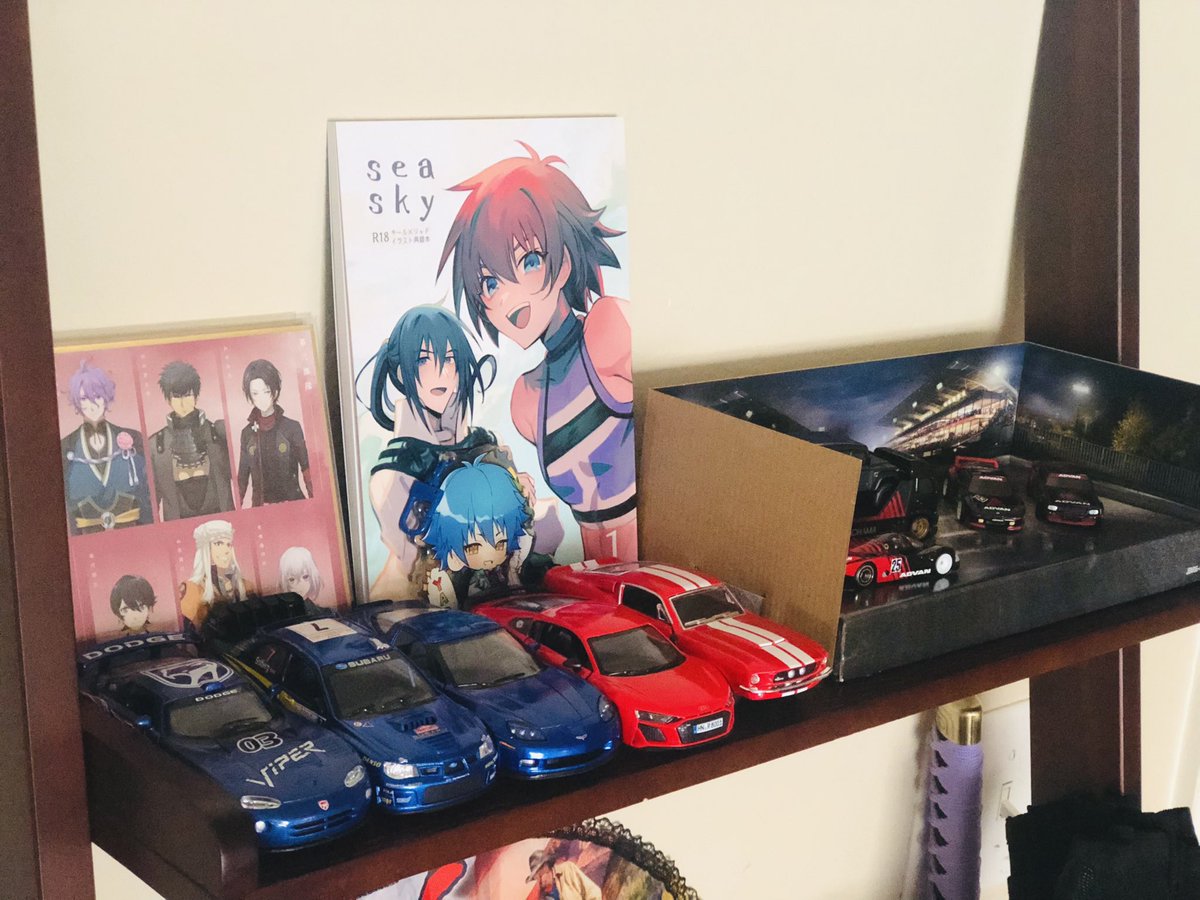 SaintSFGil's tweet image. lil bro gave up his old book shelf for a new one so i guess its mine now