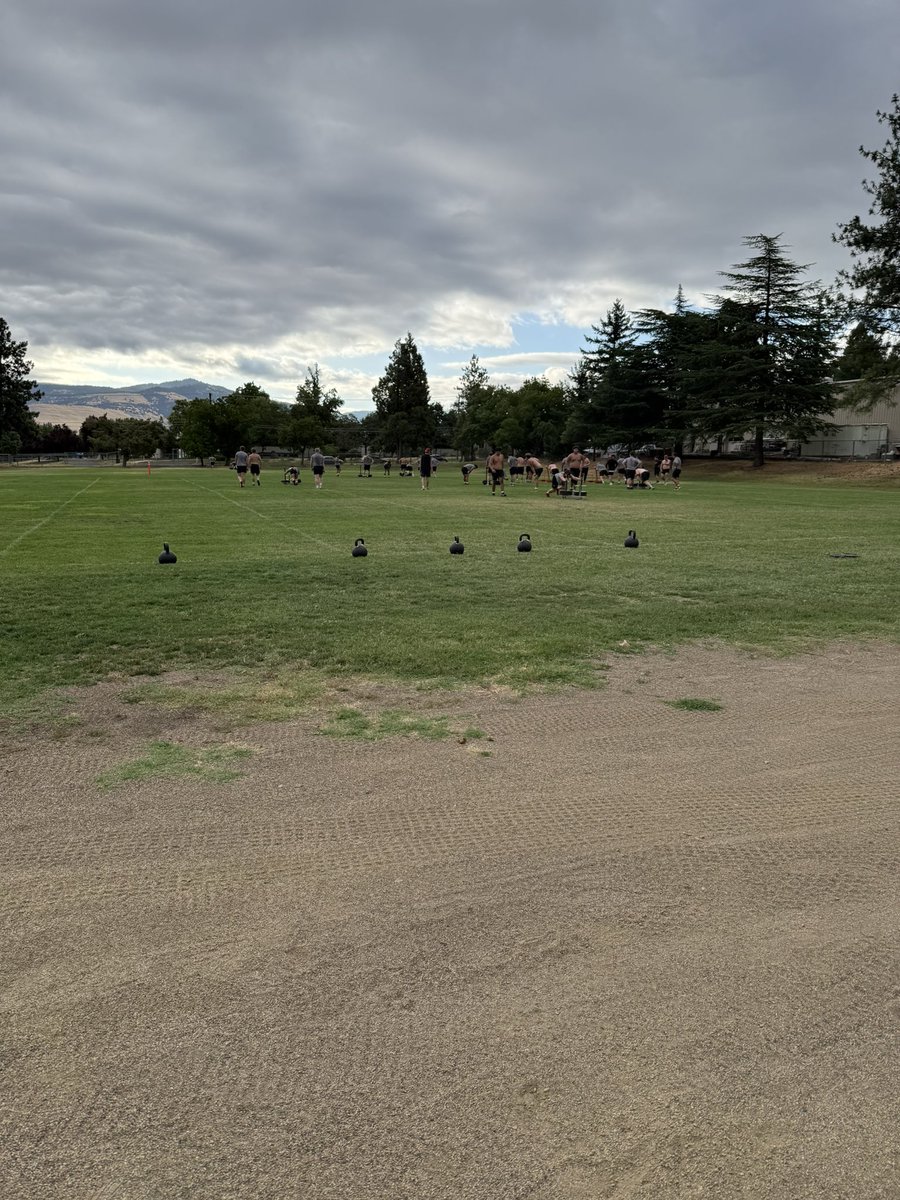 JaylenSpain99's tweet photo. Had a great quick visit at Southern Oregon University this past weekend to watch the Big Dawgs work!! Thank you to all the coaches showing hospitality and giving me a tour! Huge thanks to @Coach_T_Souza for having me and letting me know what it takes to be a Raider!! https://t.co/TiyvGTId7o
