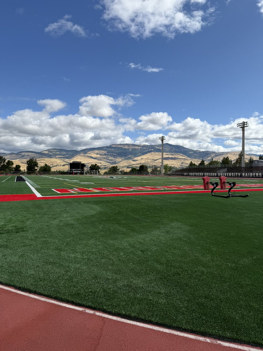 JaylenSpain99's tweet photo. Had a great quick visit at Southern Oregon University this past weekend to watch the Big Dawgs work!! Thank you to all the coaches showing hospitality and giving me a tour! Huge thanks to @Coach_T_Souza for having me and letting me know what it takes to be a Raider!! https://t.co/TiyvGTId7o