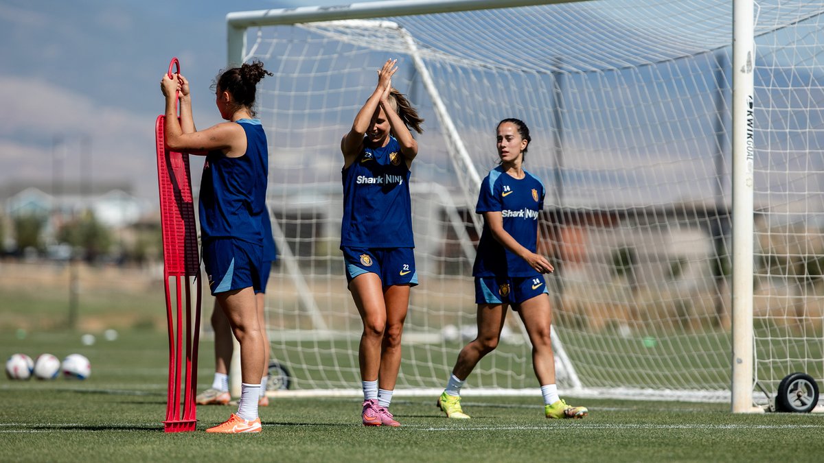 UtahRoyalsFC's tweet image. Training under the summer sun βοΈβ½οΈ
#URFC | @SharkNinja