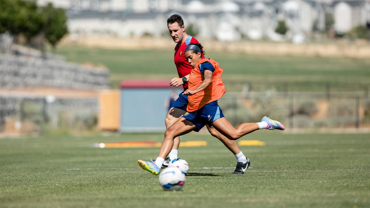 UtahRoyalsFC's tweet image. Training under the summer sun βοΈβ½οΈ
#URFC | @SharkNinja