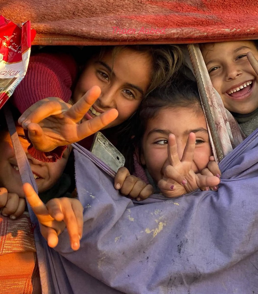 thaer_aabed_'s tweet image. What sin did the children of Gaza commit to be punished by hunger..?!
These families were found living in a dumpster on the beach of Al-Nusairat Sea, they live and eat with it.