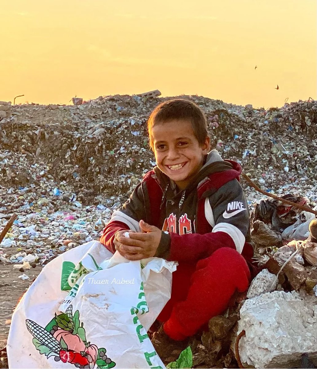 thaer_aabed_'s tweet image. What sin did the children of Gaza commit to be punished by hunger..?!
These families were found living in a dumpster on the beach of Al-Nusairat Sea, they live and eat with it.