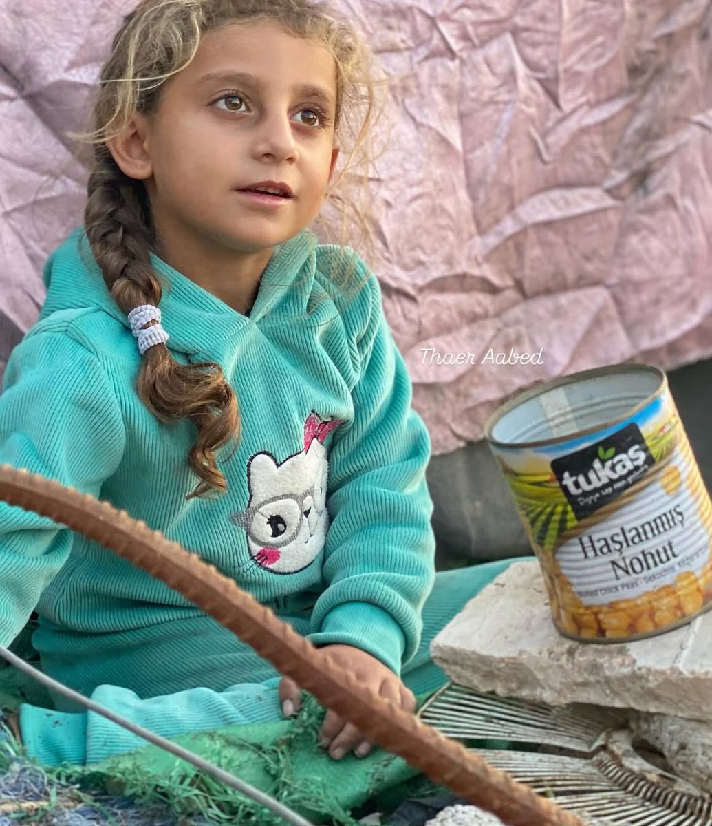 thaer_aabed_'s tweet image. What sin did the children of Gaza commit to be punished by hunger..?!
These families were found living in a dumpster on the beach of Al-Nusairat Sea, they live and eat with it.