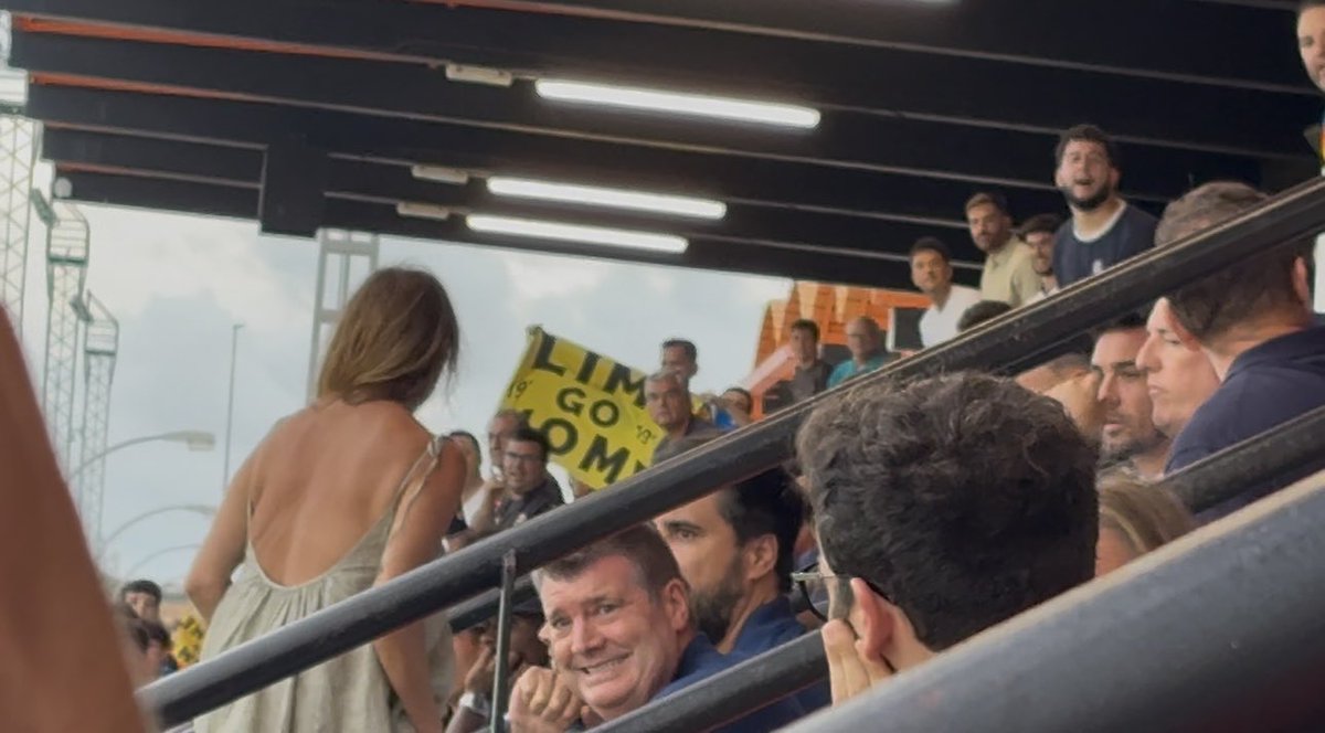 Valencia 360° (@valencia360_) on Twitter photo 🥲 Ron Gourlay aprieta los dientes
📸 Está es la cara que ha puesto el nuevo CEO de fútbol del club cuando ha escuchado las críticas de gran parte de la afición
😠 Pitidos y críticas a toda la directiva a su llegada al palco
Via <a href="/RMValencia/">Radio Marca Valencia</a> 🥲 Ron Gourlay aprieta los dientes
📸 Está es la cara que ha puesto el nuevo CEO de fútbol del club cuando ha escuchado las críticas de gran parte de la afición
😠 Pitidos y críticas a toda la directiva a su llegada al palco
Via <a href="/RMValencia/">Radio Marca Valencia</a>