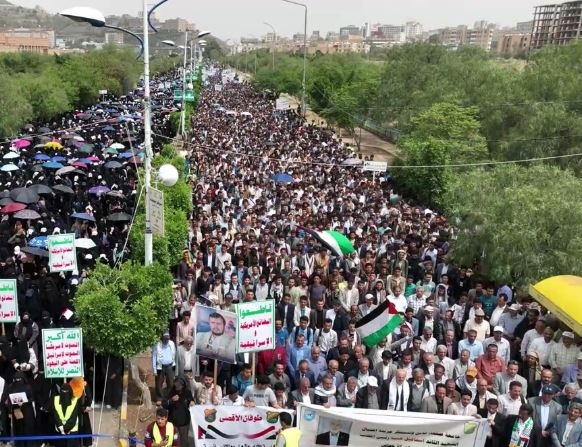 yemnews1's tweet image. تظاهرة طلابية حاشدة تندد بالتجويع والابادة في غزة
YNP / صنعاء -
شارك آلاف الطلاب في كليات جامعة صنعاء في تظاهرة حاشدة ، الأربعاء ، تنديدا بسياسة التجويع والابادة التي يمارسها الاحتلال الإسرائيلي بحق الفلسطينيين في قطاع غزة.
و رفع المشاركون في التظاهرة لافتات ورددوا هتافات…