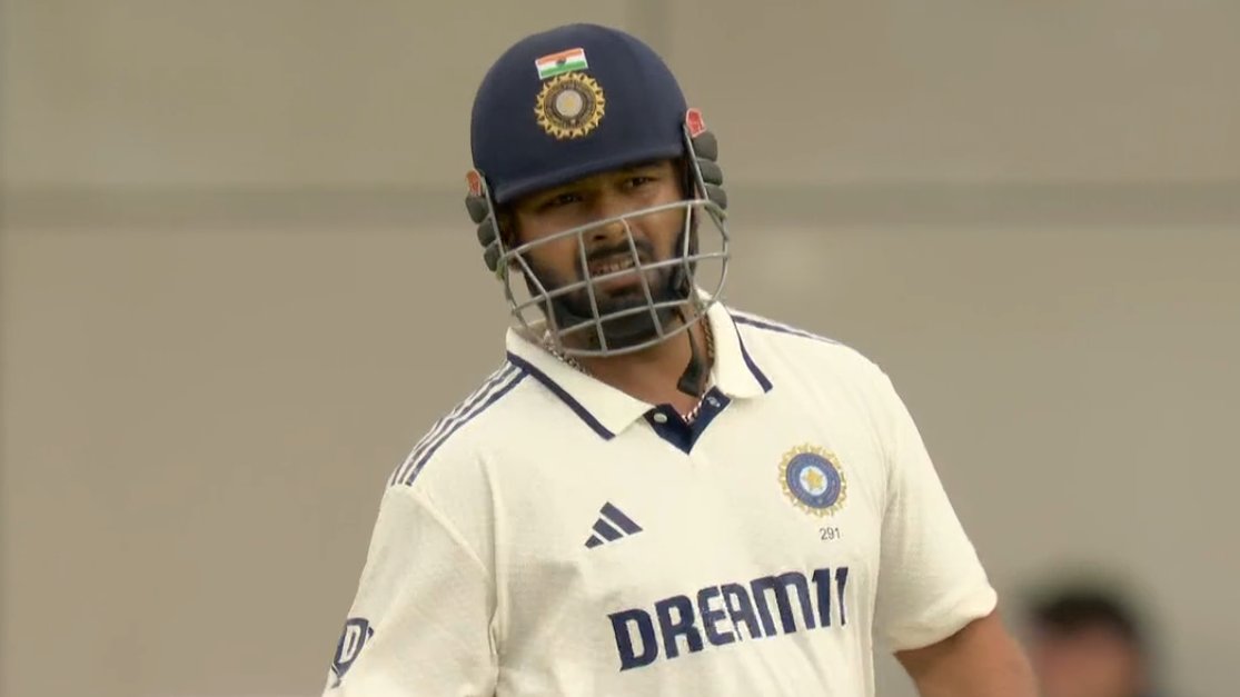 CricCrazyJohns's tweet image. 🚨 PRESS RELEASE FROM BCCI 🚨
Rishabh Pant was hit on his right foot while batting on Day 1 of the Manchester Test.
He was taken for scans from the stadium. The BCCI Medical Team is monitoring his progress.