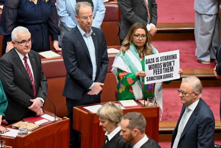ClaudaTanios's tweet image. Australia’s Senate has voted 50 to 11 to discipline Greens Senator Mehreen Faruqi after she held a sign in the Senate chamber saying “Gaza is starving, words won’t feed them, sanction Israel.”
📸 @AP_Images