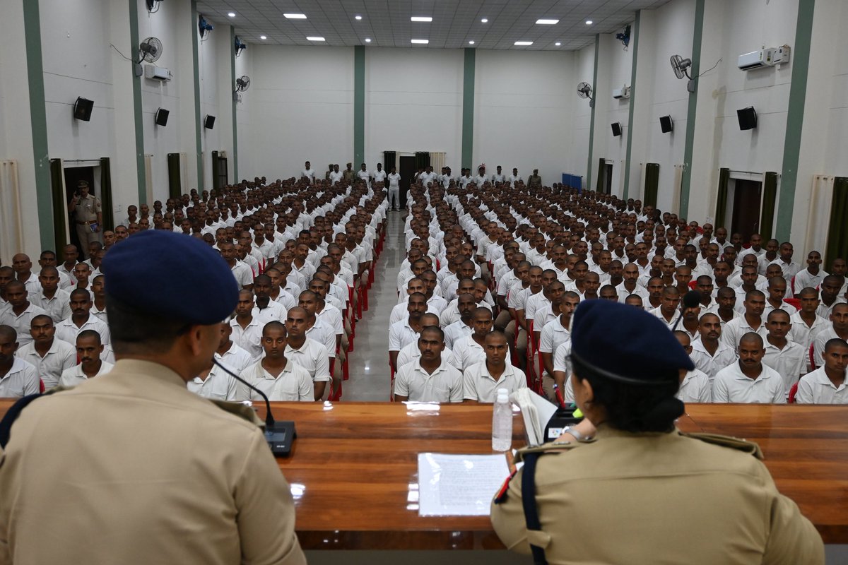 adgzoneagra's tweet photo. #adgzoneagra श्रीमती अनुपम कुलश्रेष्ठ द्वारा पुलिस लाइन जनपद फिरोजाबाद में आरटीसी प्रशिक्षण हेतु की गयी मूलभूत सुविधाओं का निरीक्षण किया गया एवं प्रशिक्षणाधीन रिक्रूट्स को सम्बोधित कर पूर्ण मनोयोग से प्रशिक्षण प्राप्त करने हेतु प्रोत्साहित किया गया।
@CMOfficeUP @homeupgov @dgpup https://t.co/301gyrXsQo