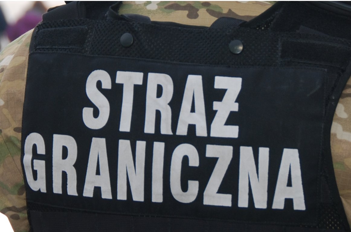 Sluzby_w_akcji's tweet image. 39-letni Filipińczyk, marynarz statku towarowego cumującego w gdańskim porcie, zaczął grozić członkom swojej załogi nożem.
Straż graniczna weszła na pokład i obezwładniła cudzoziemca, który był agresywny. Cudzoziemiec zaczął machać nożem, strażnicy musieli zastosować środki…
